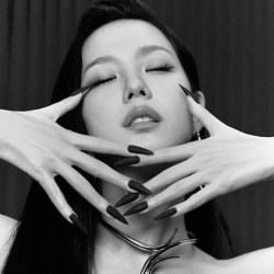 Виконавець: JISOO